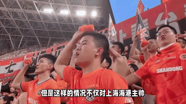 武磊场边指挥情绪激动，海港队员怒摔水瓶！的简单介绍